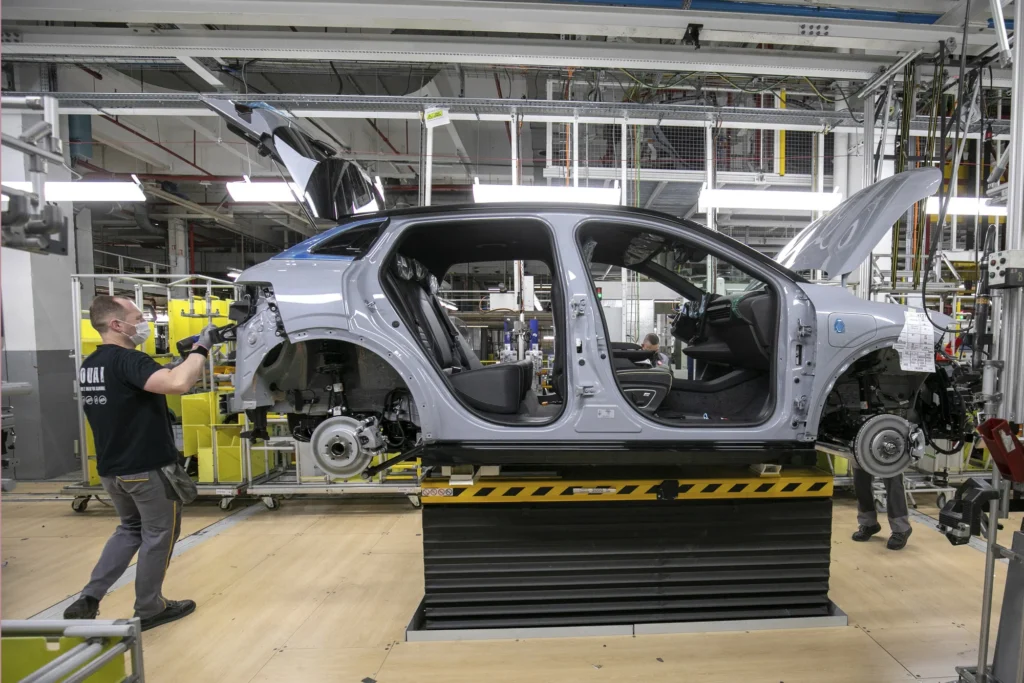 Inside Renault’s Electric Future: A Look at the Douai Factory Transformation 2 r dam 1400962 1