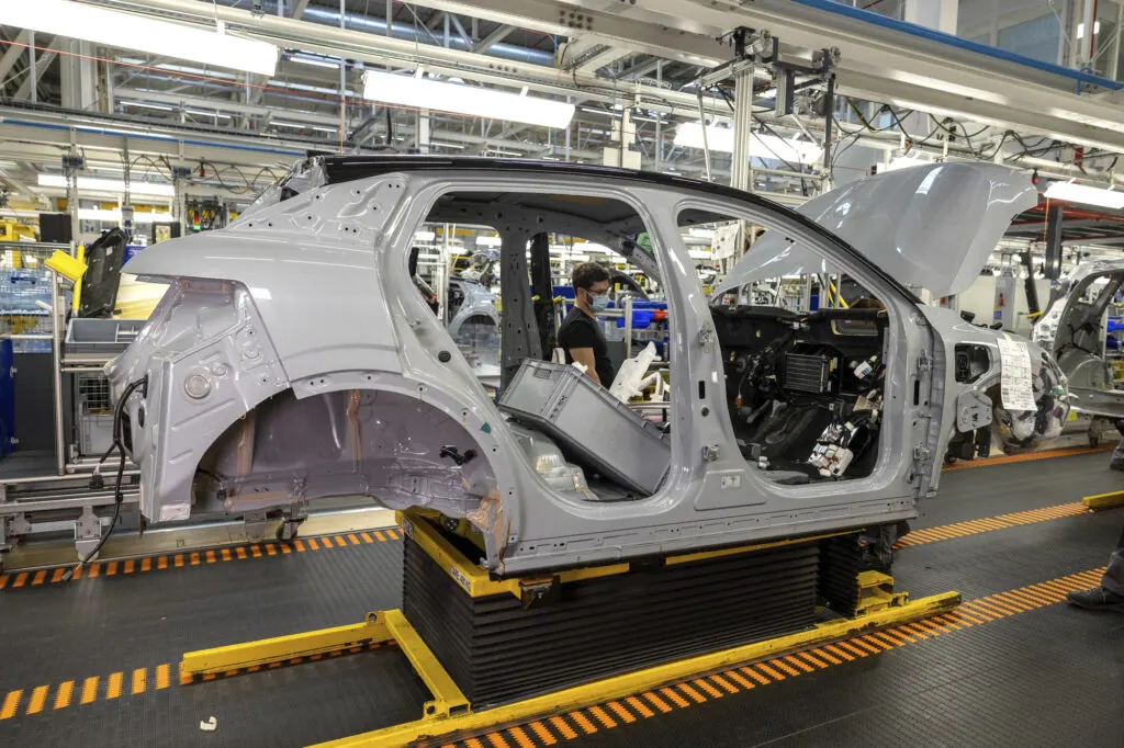 Inside Renault’s Electric Future: A Look at the Douai Factory Transformation 4 r dam 1401034 1024x682 1